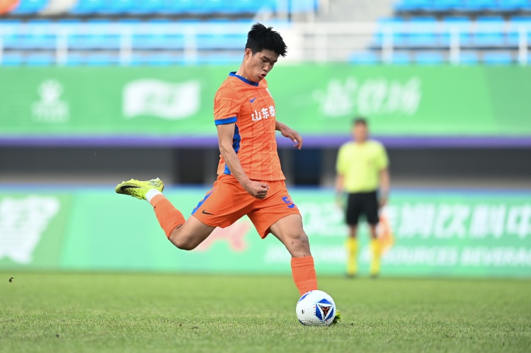 开云登录入口-泰山带刀后卫！20岁彭啸在中乙曾3场梅开二度，本场凌空爆射破门